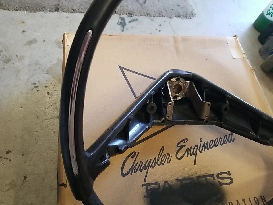 1960 NOS MOPAR IMPERIAL BLACK FROST VOLANTE COROA LEBARON CHRYSLER - Imagem 3 de 4