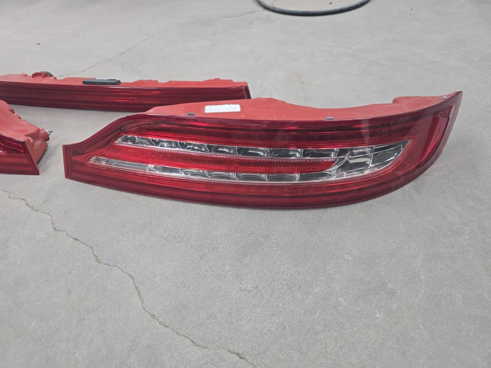 Lincoln MKC 2019 luces traseras izquierda, derecha, centro Foto 2 de 4