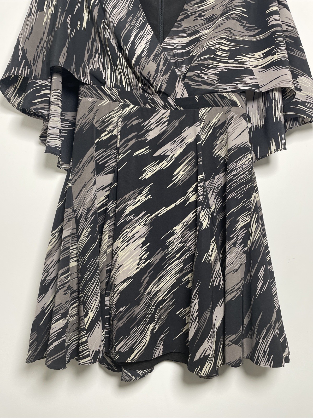 Halston Heritage Women’s Size 0 Black/Gray Swirled Flutter Sleeve Cocktail Dress