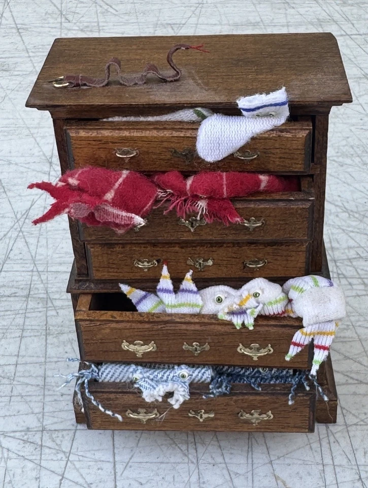 Cómoda artesanal de madera dura miniatura para casa de muñecas escala 1:12 PAT B Foto 2 de 4