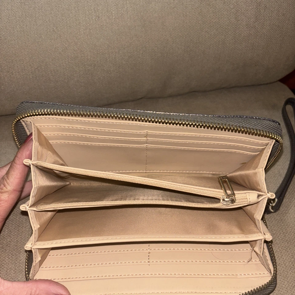 Cartera Muñequera GUEES Signature Acolchada Cremallera Alrededor Plateada. Usado en excelente estado Foto 4 de 4