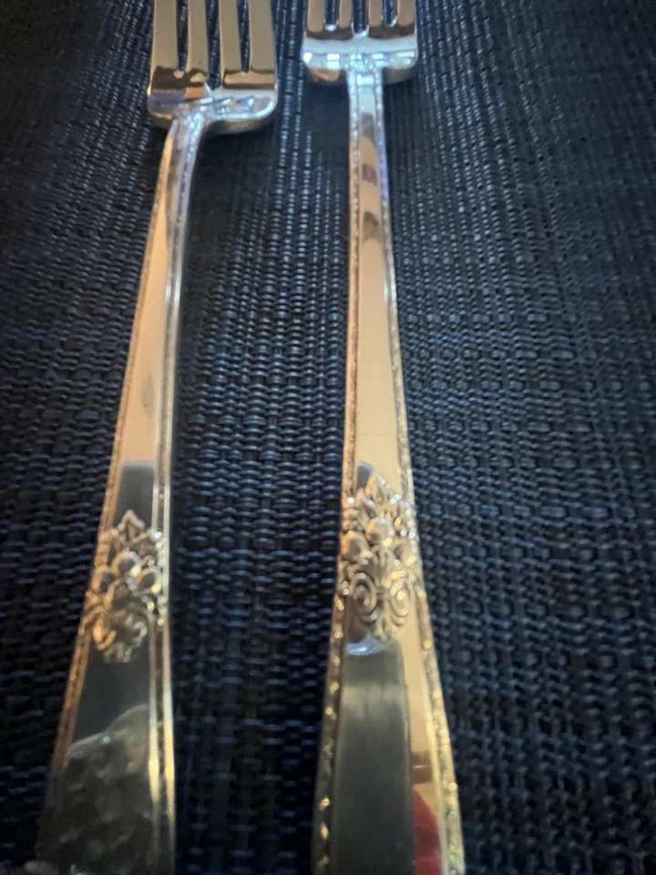 Aloha by Gorham Silver-plate 2 Dinner Forks, 2 Salad Forks, 2 Knives, 2 Spoons - Image 2 of 4
