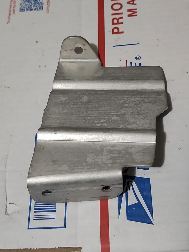 Refuerzo de barra frontal Oldsmobile Cutlass Calais GM 22526900 nuevo de lote original 1985-88 Foto 2 de 4