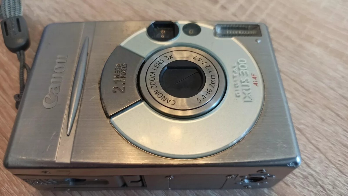 Vintage Canon IXUS 300 Digital Compact Camera .no battery. Does