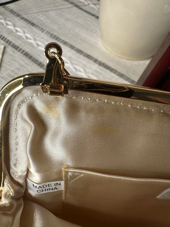 Bolso sin asas vintage Lord & Taylor con cuentas crema con correa dorada Foto 4 de 4