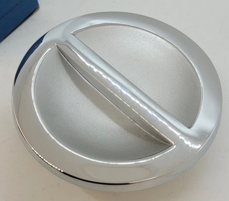 70-72 Dodge Challenger tampa de enchimento de tanque de combustível flip top sem ECS 3404657 NOS. - Imagem 3 de 4