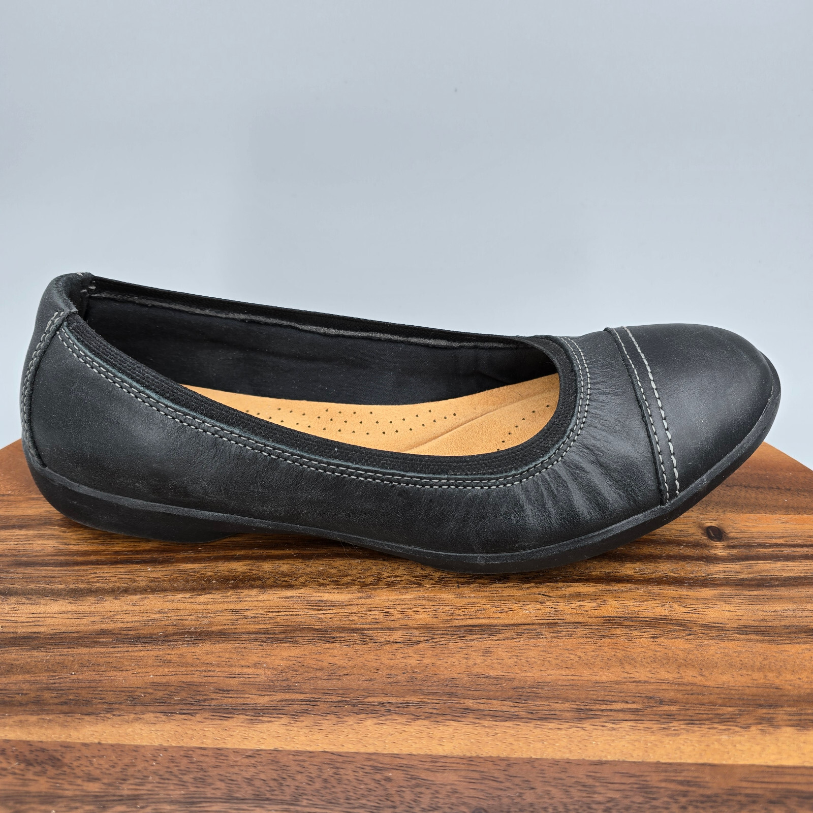 Clarks Womens Meadow Slip On Cap Toe Leather Flats Size 9.5 M Black Comfort Shoes-image