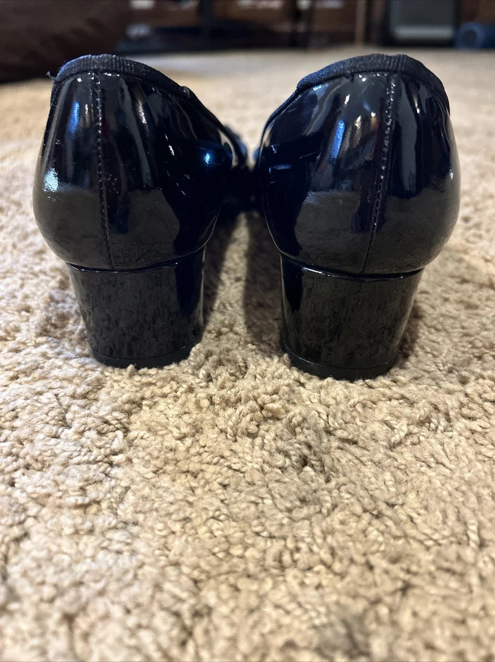 Lo mismo ocurre con Classic Van Eli charol vintage con flor en la puntera 1,5 bloque tacón 8,5 m Foto 4 de 4