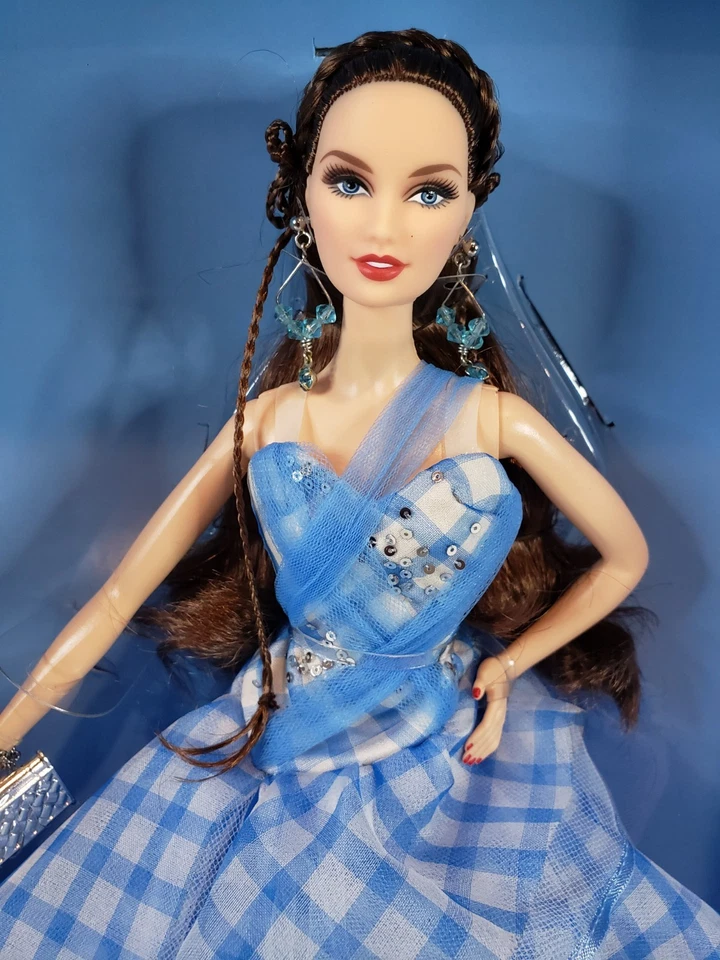 MUÑECA DOROTHY BARBIE 75 ANIVERSARIO EL MAGO DE OZ 2013 ORO MATTEL Y3355 NUEVA EN CAJA Foto 3 de 4