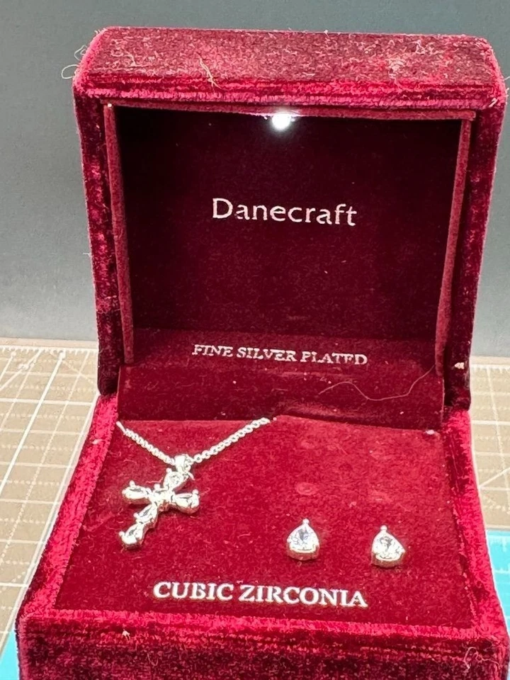 Caja de exhibición de pendientes y cruz de cristal enchapado en plata Danecraft iluminada Foto 2 de 4