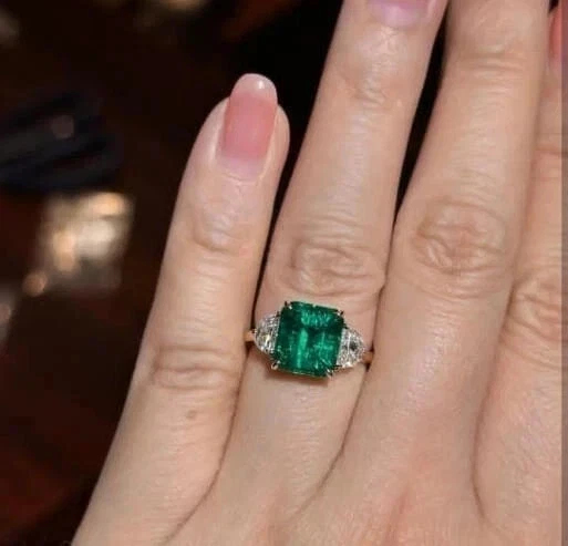 Anillo llamativo de 3 piedras con diamantes esmeralda natural talla esmeralda de 4 quilates de oro amarillo de 14 k Foto 2 de 4