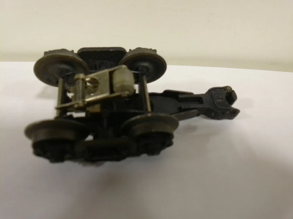 POSTWAR LIONEL #487-1 Truck With COUPLER & ROLLER FOR 2400 SERIES PASSENGER CARS - Image 2 of 2