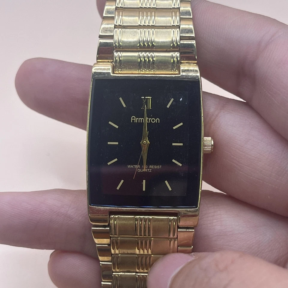 Reloj para hombre Armitron tono dorado tanque cuarzo esfera negra banda elástica 20/357G 100 pies Foto 3 de 4