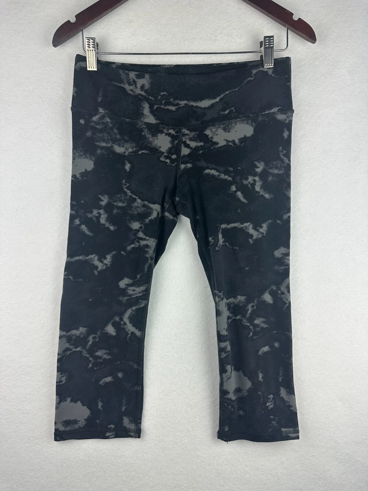 alo-yoga airbrush geometric capri leggings