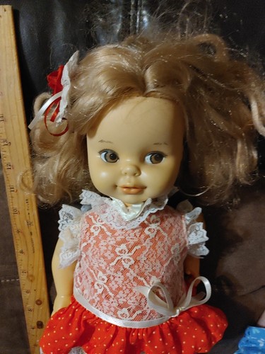 Vintage Hi Dotty blonde Puppe mit rotem Outfit & Schuhen ohne Stimme - Bild 3 von 6