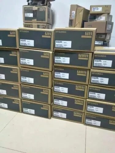 New In Box Mitsubishi Programmable Controller FX2N-2LC FX2N2LC - Picture 2 of 4