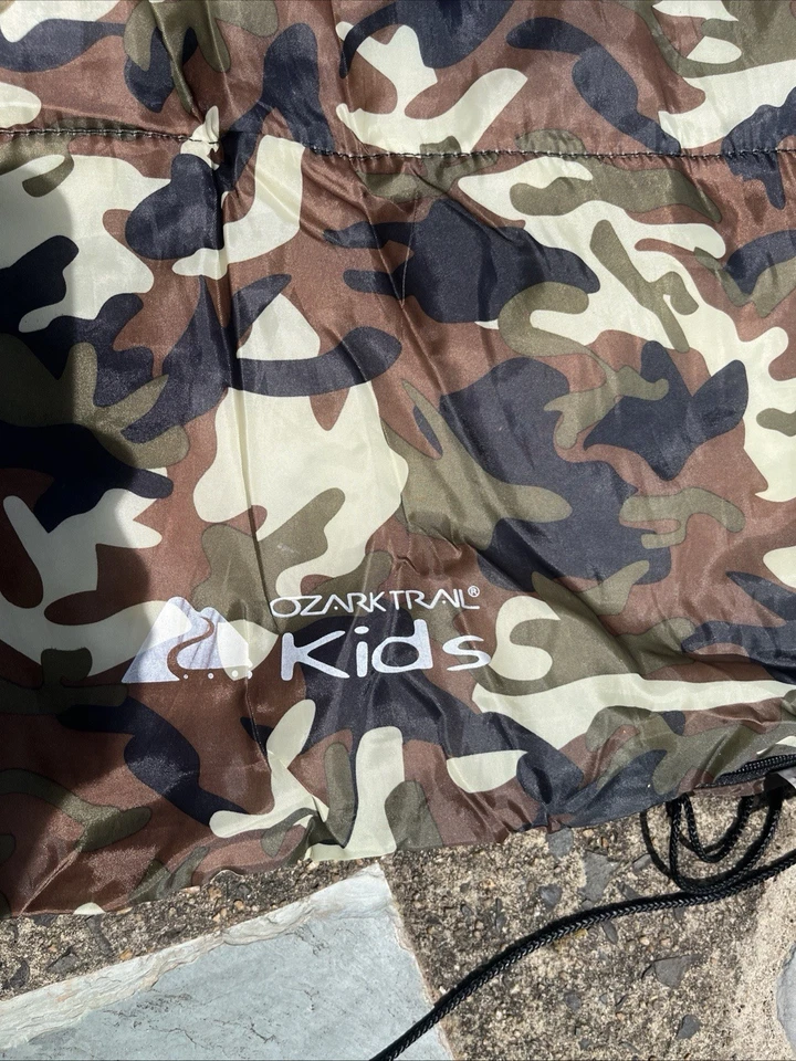 "Saco de dormir Ozark Trail niños jóvenes adolescentes camuflaje 60""x29"" con estuche de transporte" Foto 3 de 3