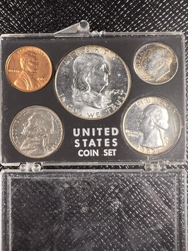 (1) 1962 Philadelphia United States SILVER Mint Set BEAUTIFUL TONING!! #0913 - Image 3 of 4