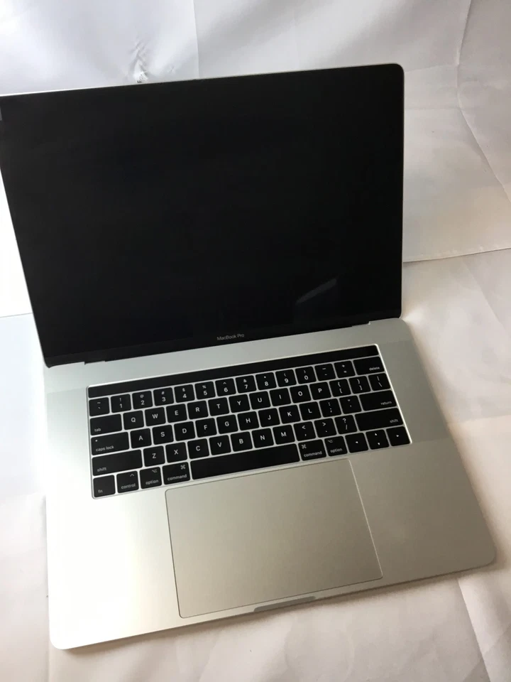 Apple MacBook Pro (M2017) "Core i7" 15.4" 3.1 GHz 16 GB 1TB SSD Grade C - Image 4 of 4