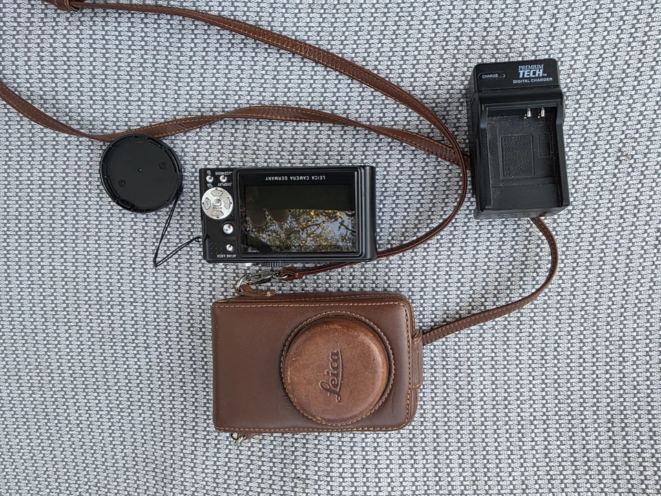Leica D-LUX 3 10.0MP Black Compact Digital Camera with Leather Case and Charger - Image 3 of 4