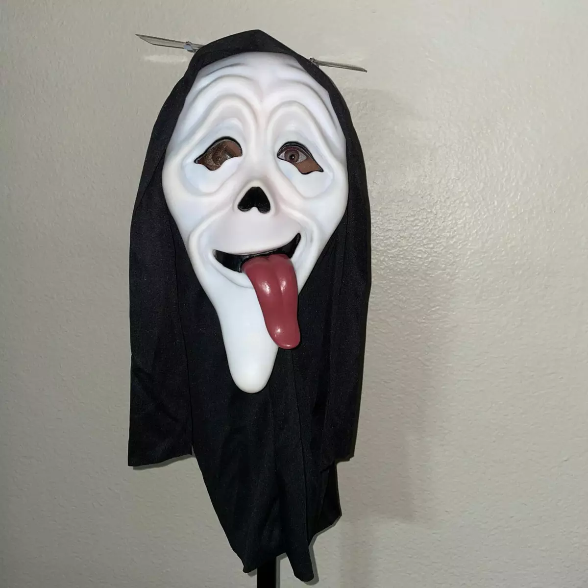 SCARY MOVIE WASSUP! GHOST FACE STONED TONGUE COSTUME MASK 2023 TAG FW8511WU