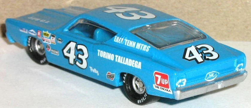 1/64 = NASCAR LEGEND / RICHARD PETTY #43 / 1969 FORD TORINO TALLADEGA coche de carreras Foto 2 de 3