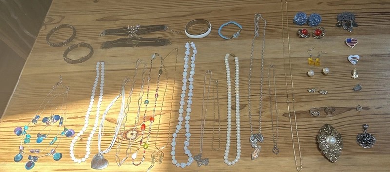34 Jewelry Lot: 13 Necklaces, 6 Bracelets, 5 Earrings, 2 Rings, 5 Pins & 3 Misc