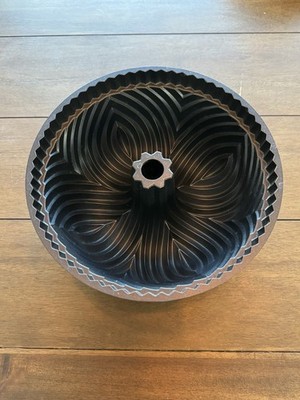Nordic Ware Bavaria Bundt Pan 10 Cup 9 1/4'' Diameter Cake Baking