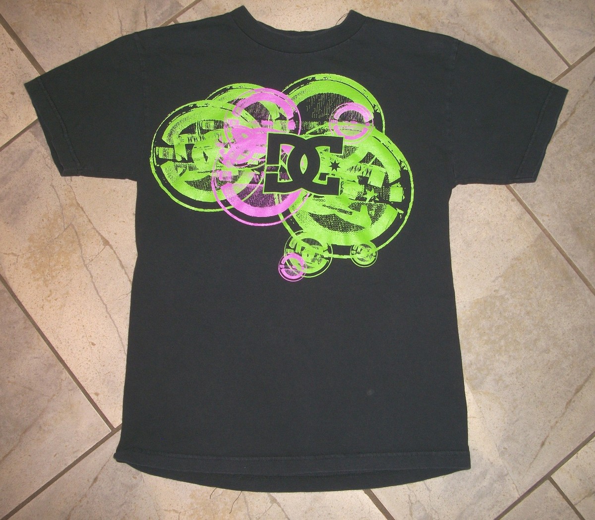 IVEリズ着用● ●W SMALL MONOGRAM LOGO T-SHIRT Multi Logo Foil Print Asymmetric T-Shirt – EVISU