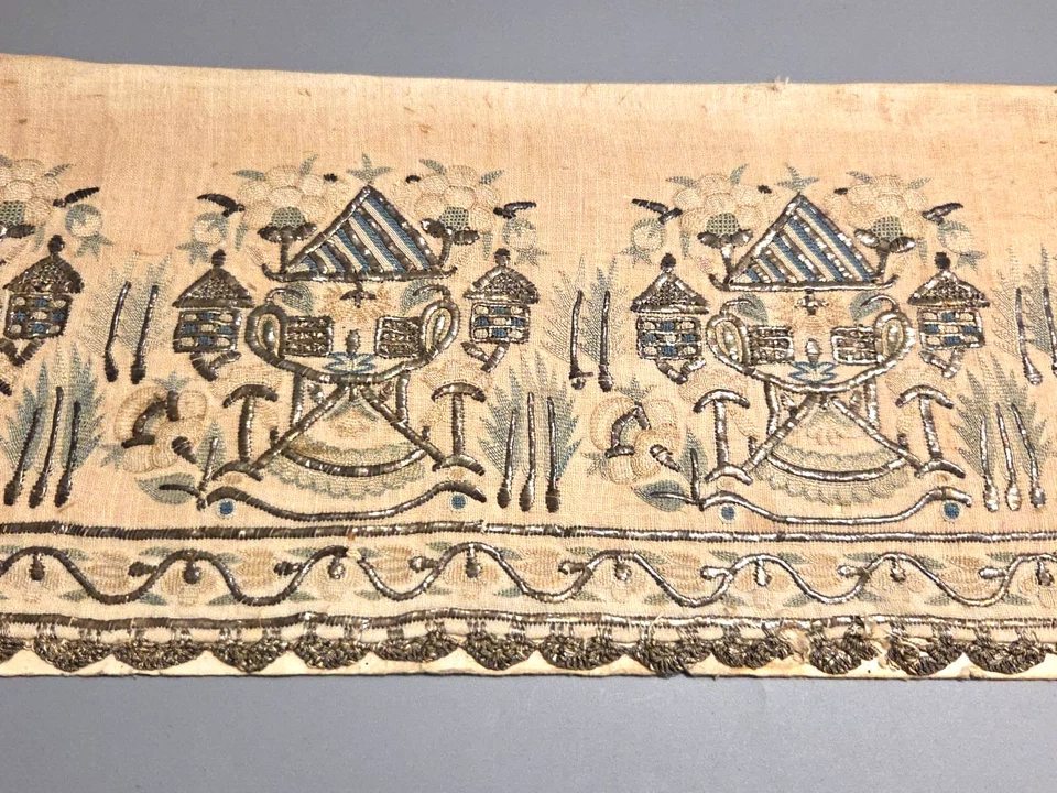 Antigua banda de seda china bordada con cuerdas de plata a mano Foto 3 de 4