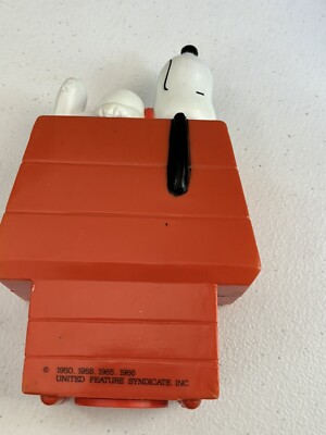 1966 vintage PEANUTS red Plastic SNOOPY Laying On Top DOG HOUSE