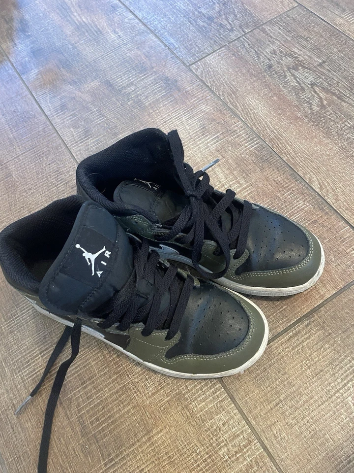 Niños/Niños Air Jordan 1 Mid GS - Negro, Mediano Oliva, Blanco, Talla 4Y - Nuevo Foto 4 de 4