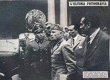 Foto in bianco e nero Mussolini nell'ultima apparizione nota a Milano nel 1945