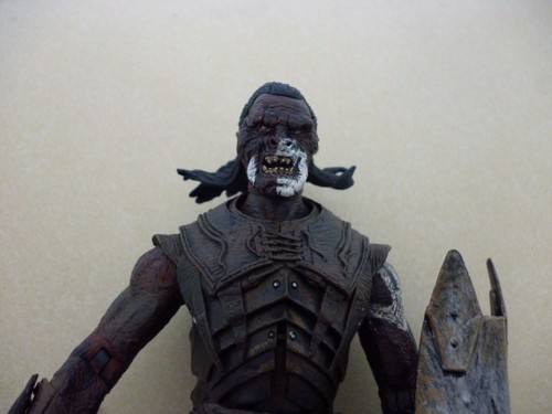 Toybiz 2002-Lord of the Rings White Hand Uruk Hai Action Figure complete - Picture 2 of 6