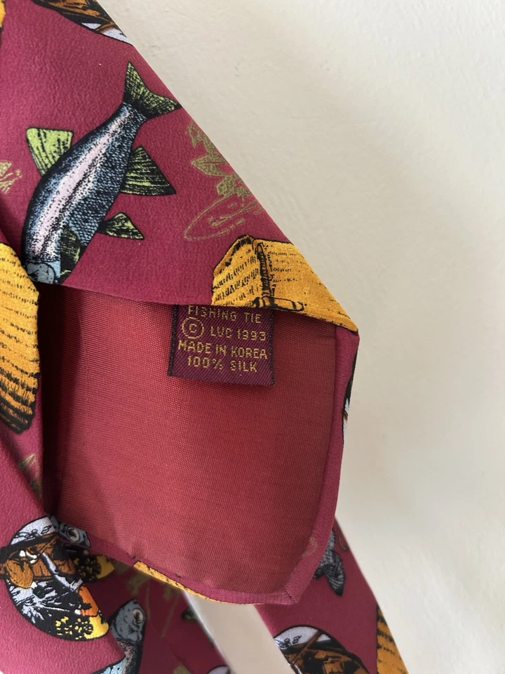 Corbata vintage para hombre con estampado de pesca con mosca Lillian Vernon 100 % seda granate estilo retro Foto 3 de 4