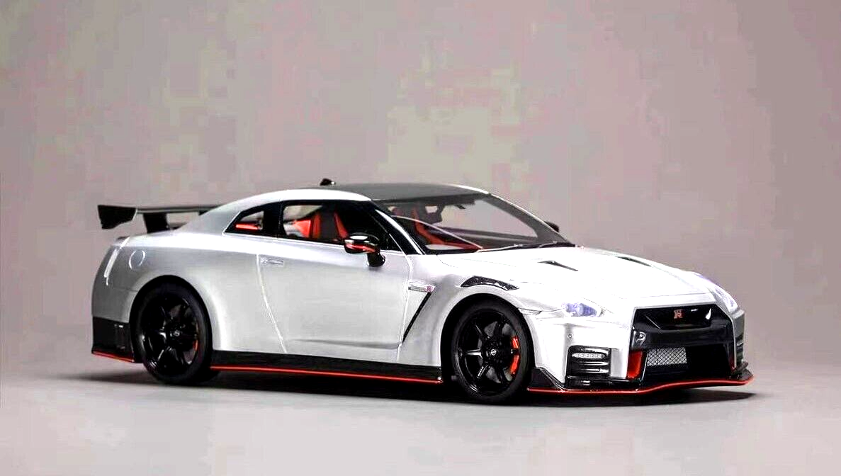し*太様 Nissan GT-R Nismo 1/28スケールモデル One Model 2020 Nissan GT-R Nismo Super Silver w/Display Case 1/18