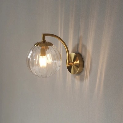 Moderne Messing Wandleuchte mit geripptem Braunglasschirm elegante Leuchte