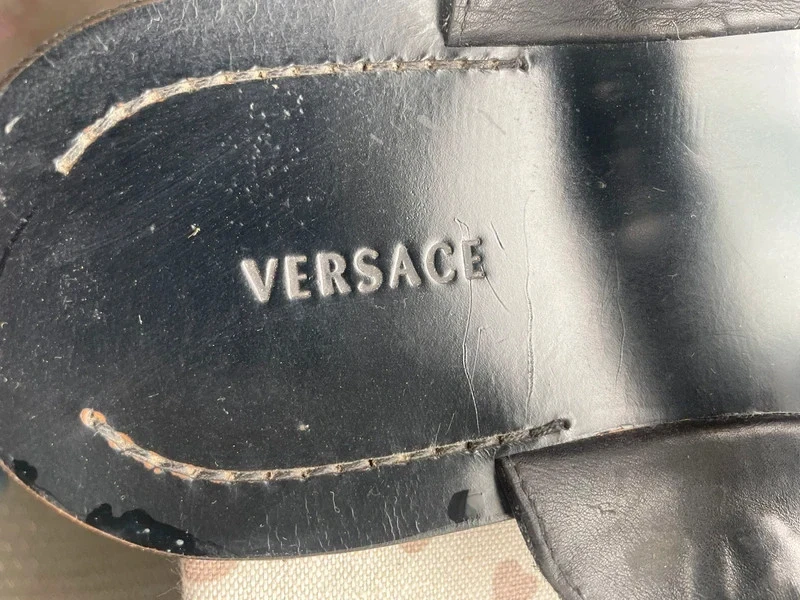 Excelente zapatilla de cuero Versace 44 negra para hombre