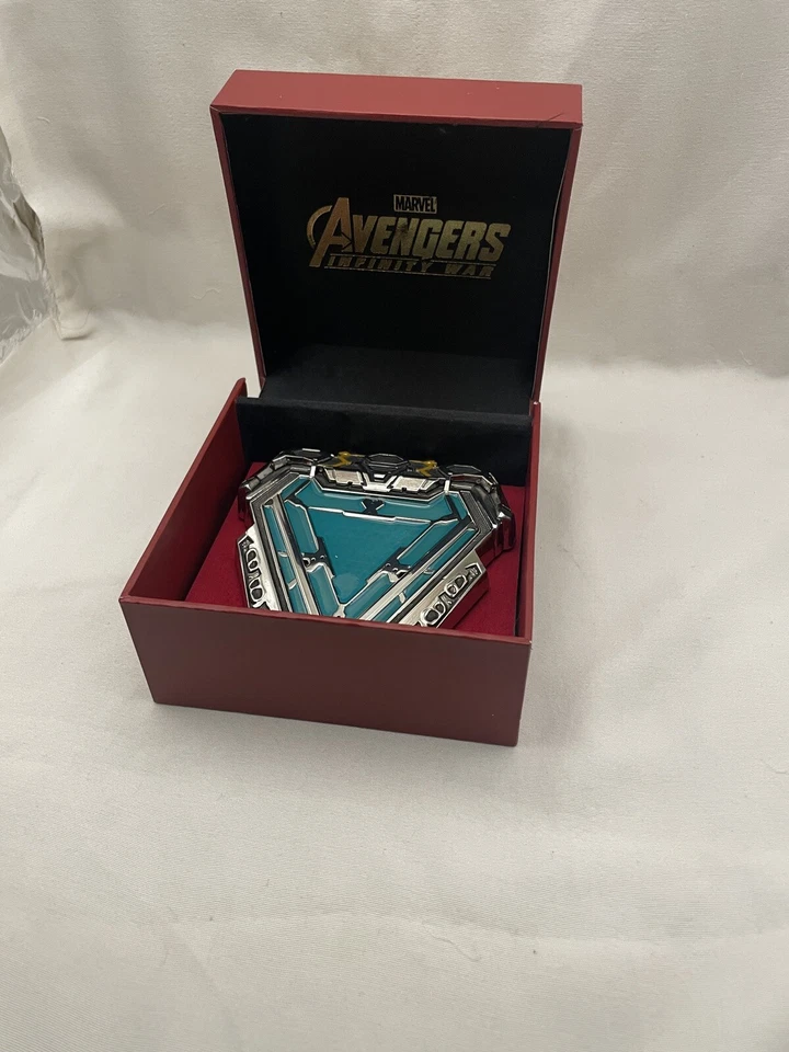 Réplica de prendedor magnético de reactor de arco Iron Man Marvel Foto 3 de 4