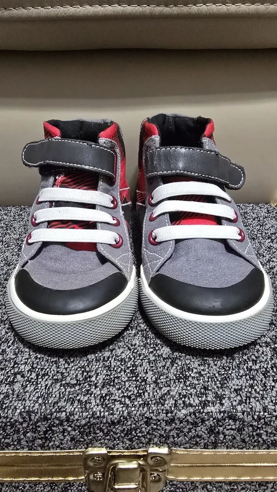 See Kai Run Dane Zapato de caña alta a cuadros camión de bomberos rojo negro talla 7,5 Foto 3 de 4