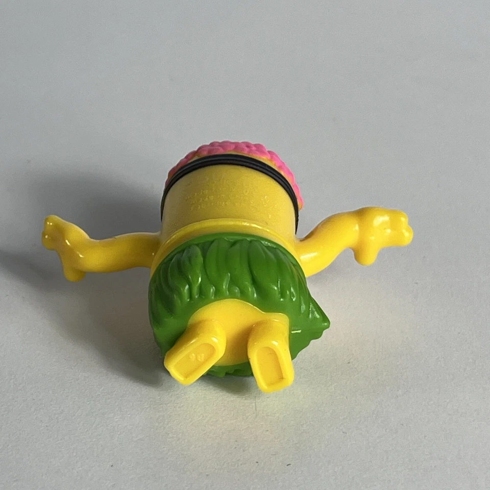 Mini estatuilla hawaiana de 2" de juguete McDonald's Happy Meal Minion Hula Dancing Foto 3 de 4