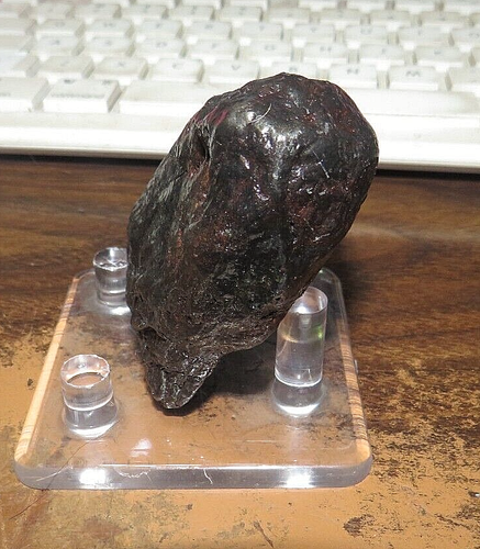 Météorite en fer Aletai 350 g Chine brute non coupée avec support - Photo 9/9