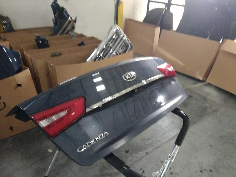 Tapa de cubierta usada se adapta a: cámara de visión trasera Kia Cadenza 2015 sin vista envolvente grado A Foto 2 de 4