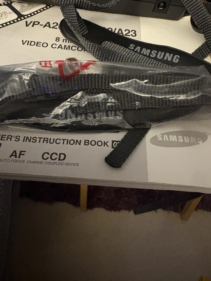 Samsung VP-A22 8mm Camcorder with Extras - Image 4 of 4