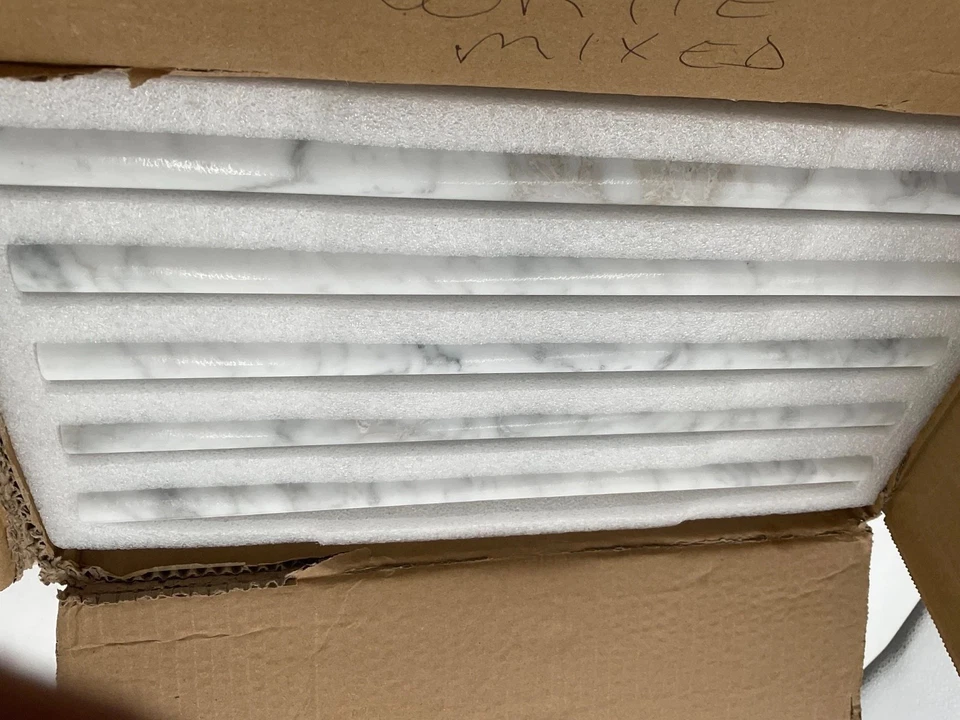 REAL Carrara 白色大理石铅笔衬里条形口音墙砖 20 E 12"x1/2"x3/4" — 第 2/2 张图片