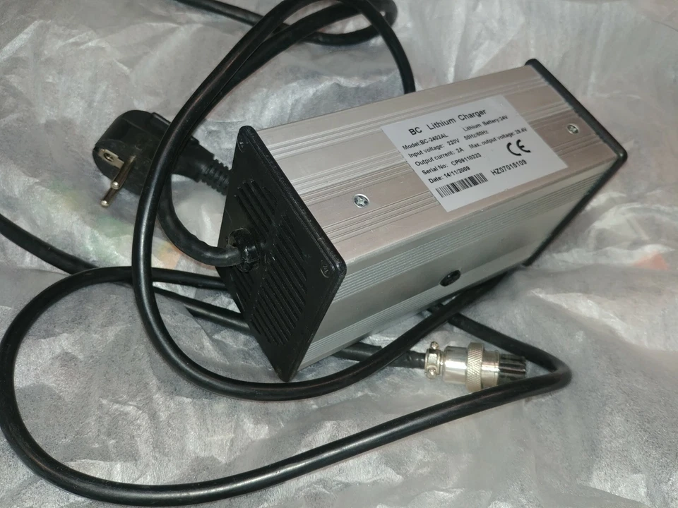 BC Lithium Charger BC-2402AL 24V  output 29,4V Ladegerät Scooter Akku