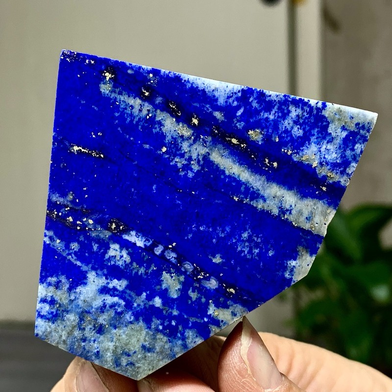 158G Natural lapis lazuli mineral flaky crystal under UV light