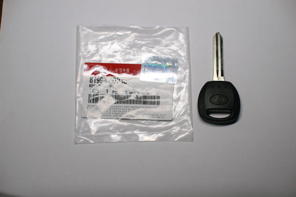 Genuine OEM Key Blank #81996 4D030 For 2006~2012 Kia Sedona Carnival (Un Cut)  - Image 2 of 4