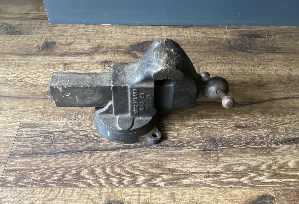 Vintage Rock Island # 73 Swivel Base Machinist Bench Vise 4” Jaw