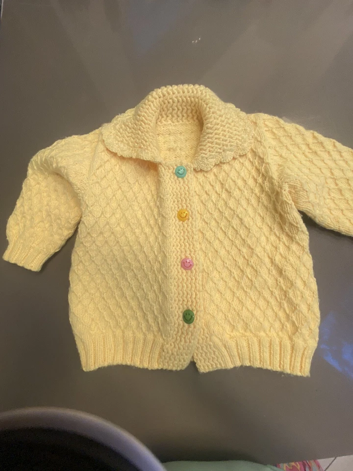 Suéter Hecho a Mano Niñas Pequeñas Amarillo Tejido con Cable Crochet Cara Feliz Botón Talla 4-6 Foto 2 de 4